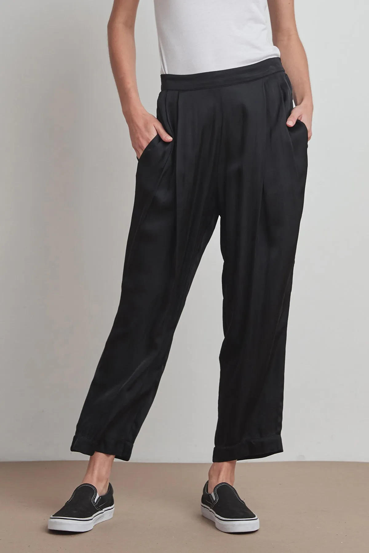 HILLARY SATIN VISCOSE PLEATED PANT